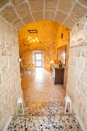 DOMUS CESARE-dimora storica totalmente in pietra nel cuore del centro storico con cabina doccia pietra in camera e zona relax esterna-historic residence entirely made of stone in the heart of the hist